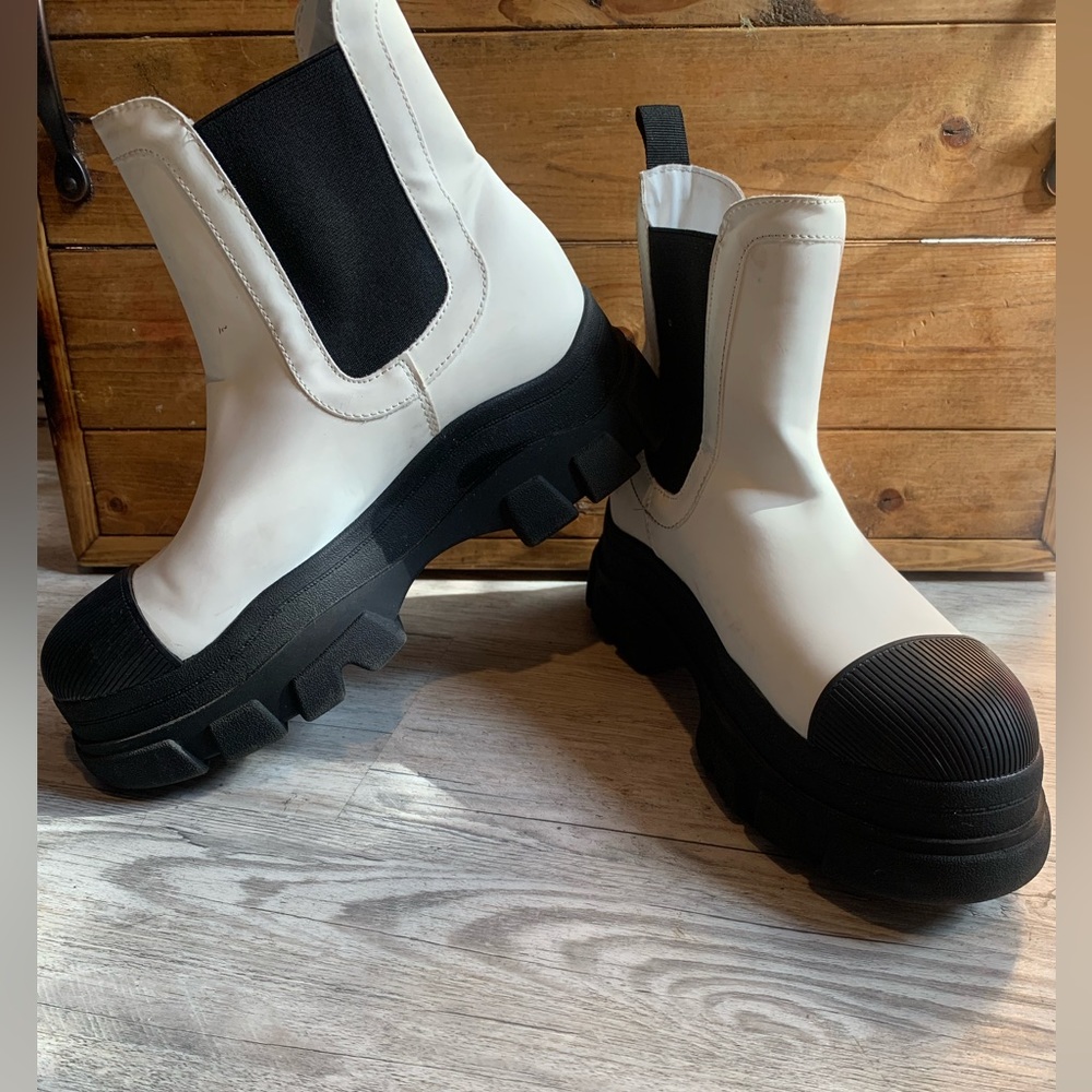 Forever 21 woman’s boot